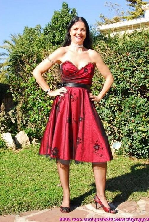 15P Mature Nikki posing outdoors in her black lingerie