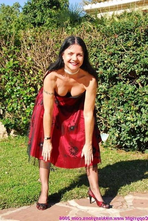 15P Mature Nikki posing outdoors in her black lingerie