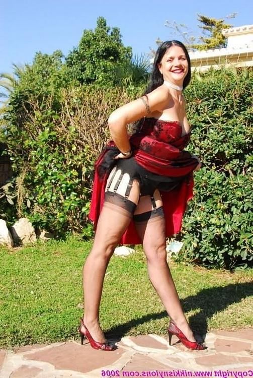15P Mature Nikki posing outdoors in her black lingerie