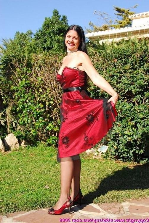 15P Mature Nikki posing outdoors in her black lingerie