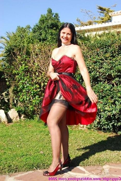 15P Mature Nikki posing outdoors in her black lingerie