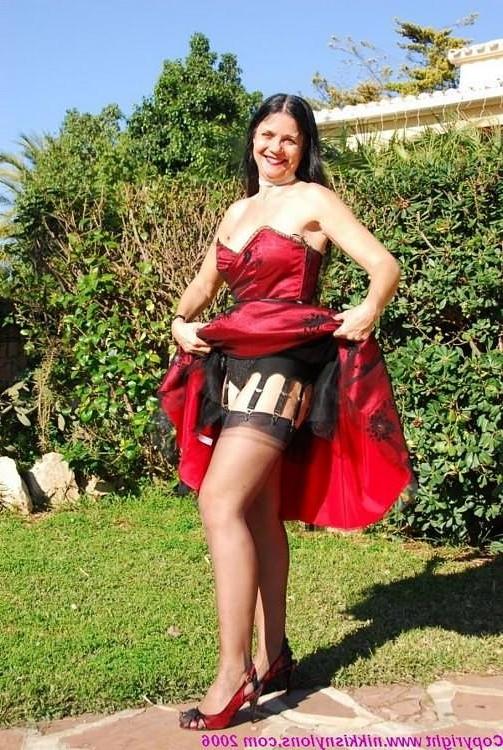 15P Mature Nikki posing outdoors in her black lingerie