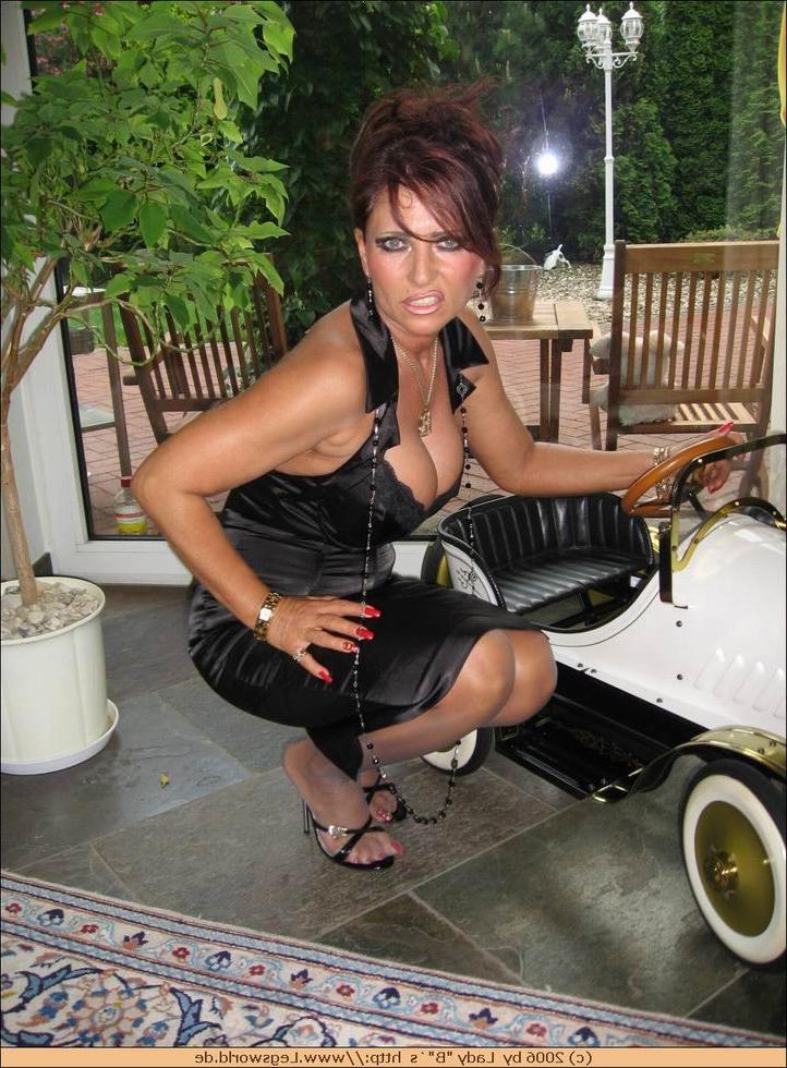 12P Busty readhead in stockings spreading outdoor