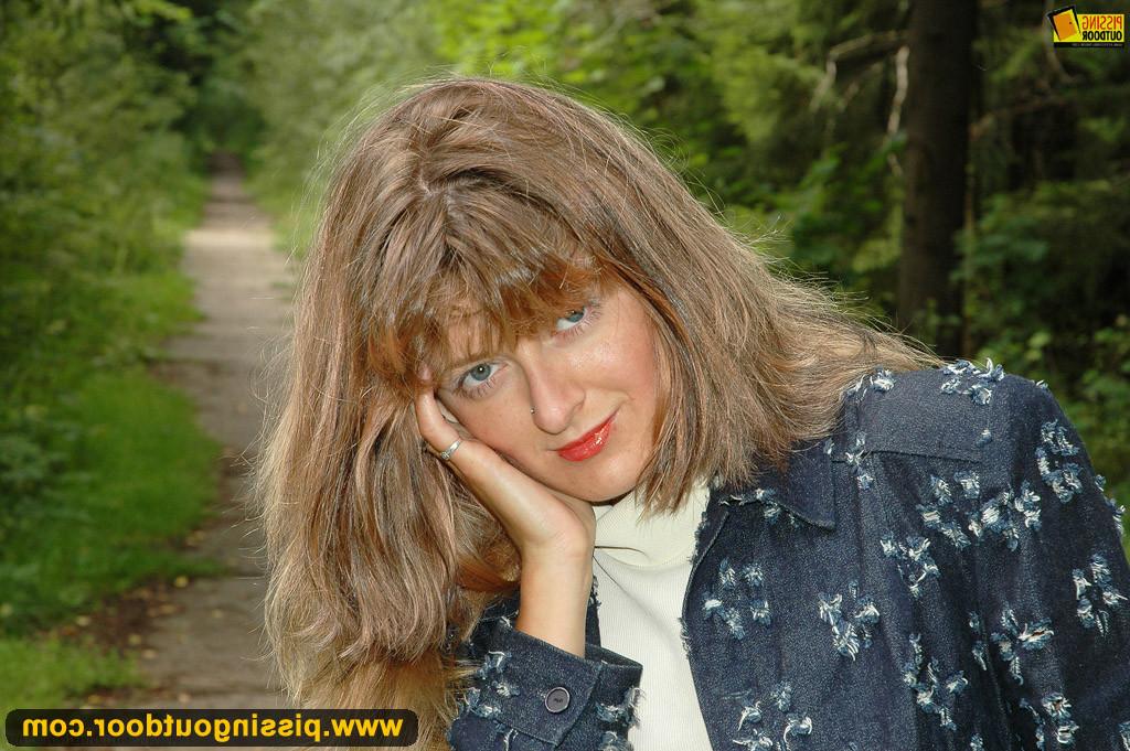 18P MILF blonde Helen fond on pissing and loves amateur outdoor piss