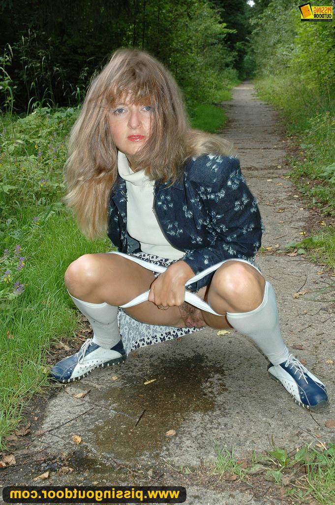 18P MILF blonde Helen fond on pissing and loves amateur outdoor piss