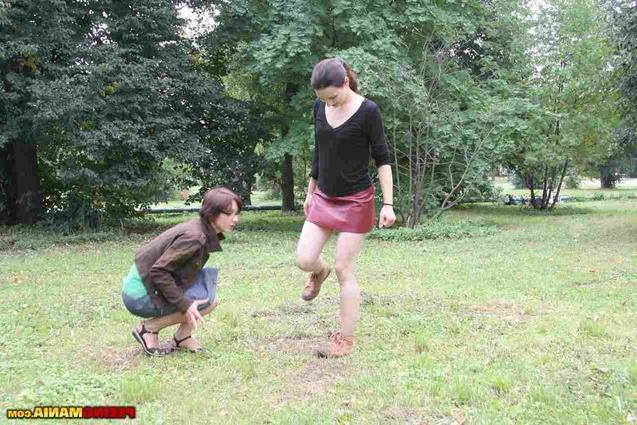 15P Two sluts peeing outdoors