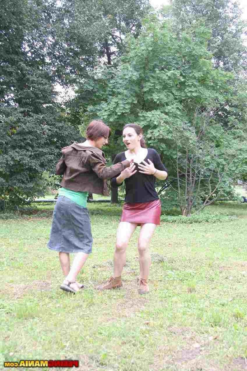 15P Two sluts peeing outdoors