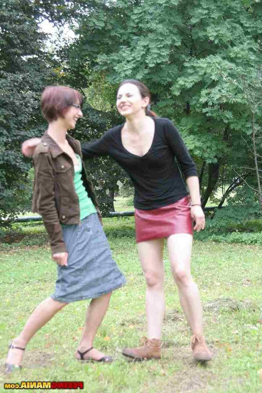 15P Two sluts peeing outdoors