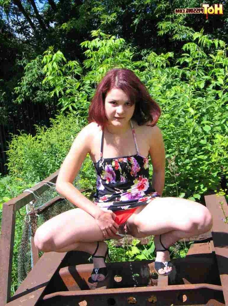 16P Cute girl pissing outdoors