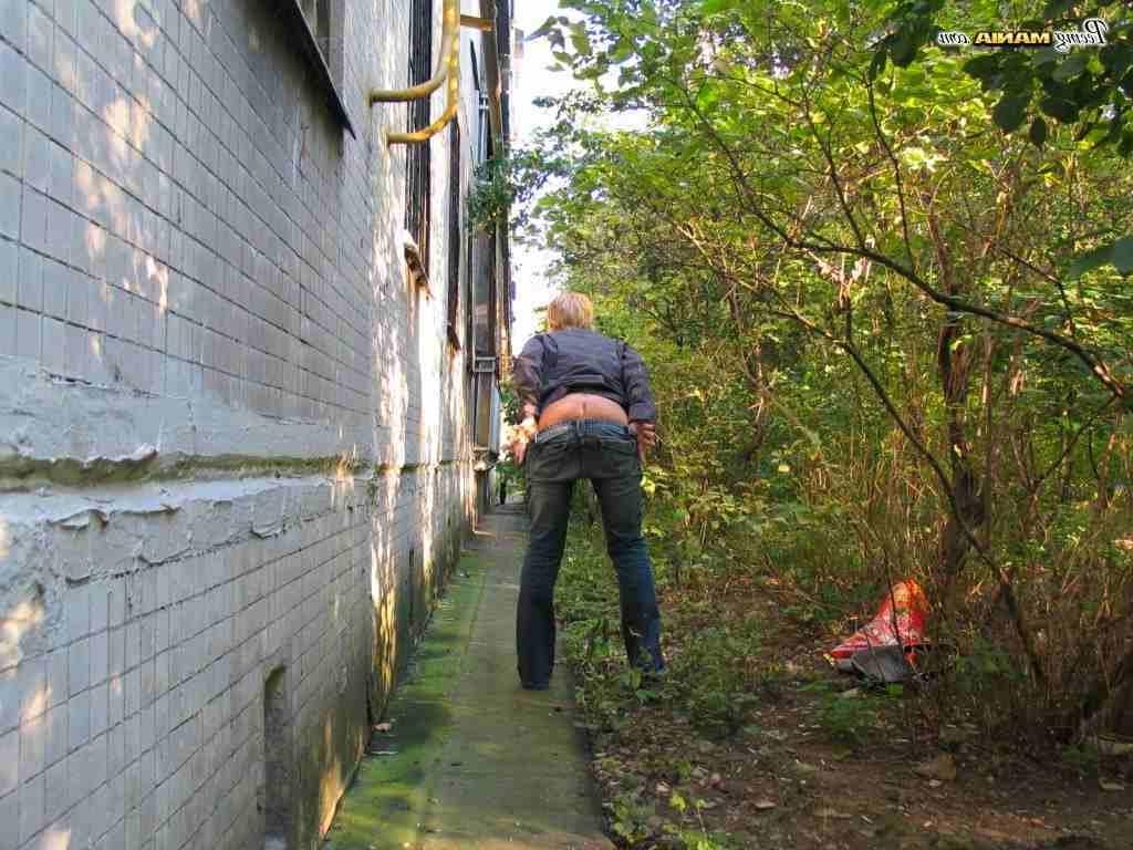 16P Blonde girl pissing outdoors