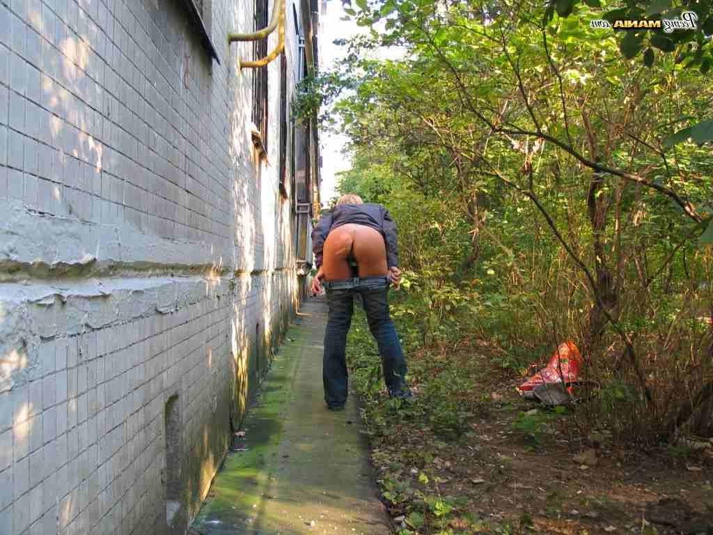 16P Blonde girl pissing outdoors
