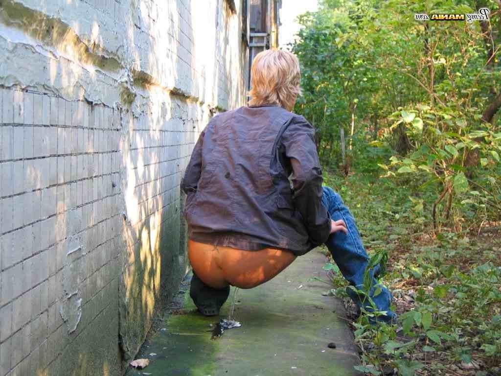 16P Blonde girl pissing outdoors