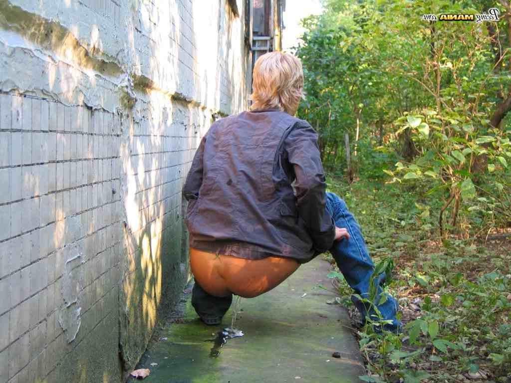 16P Blonde girl pissing outdoors