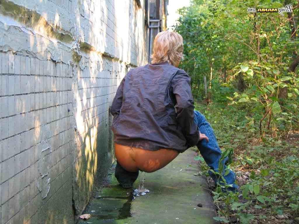 16P Blonde girl pissing outdoors