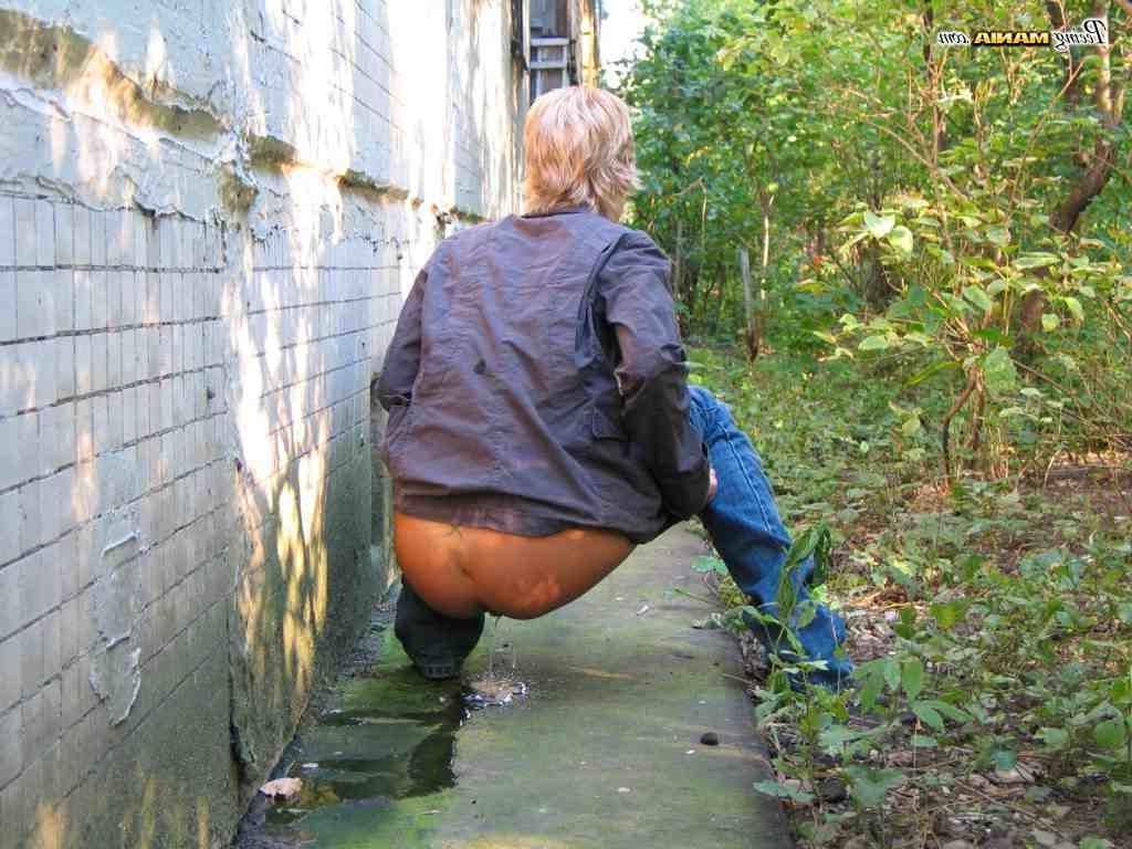 16P Blonde girl pissing outdoors