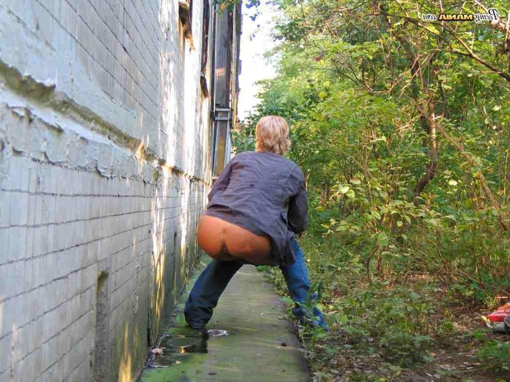 16P Blonde girl pissing outdoors