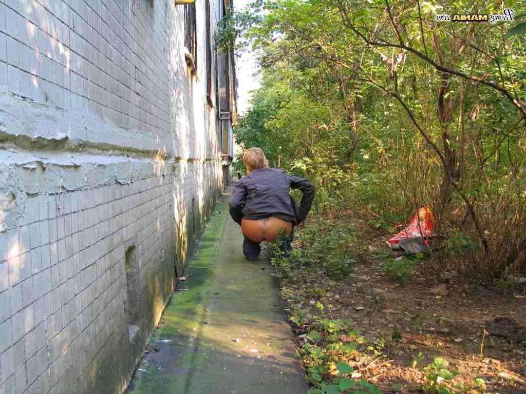 16P Blonde girl pissing outdoors