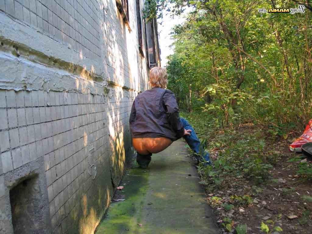 16P Blonde girl pissing outdoors