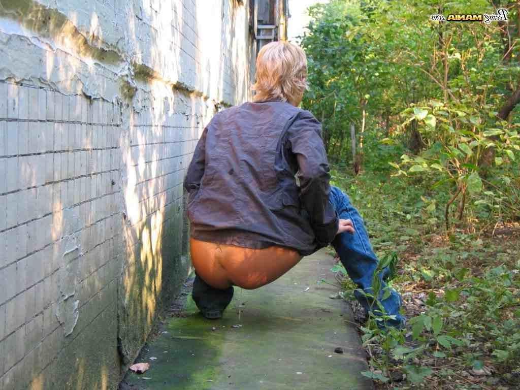 16P Blonde girl pissing outdoors