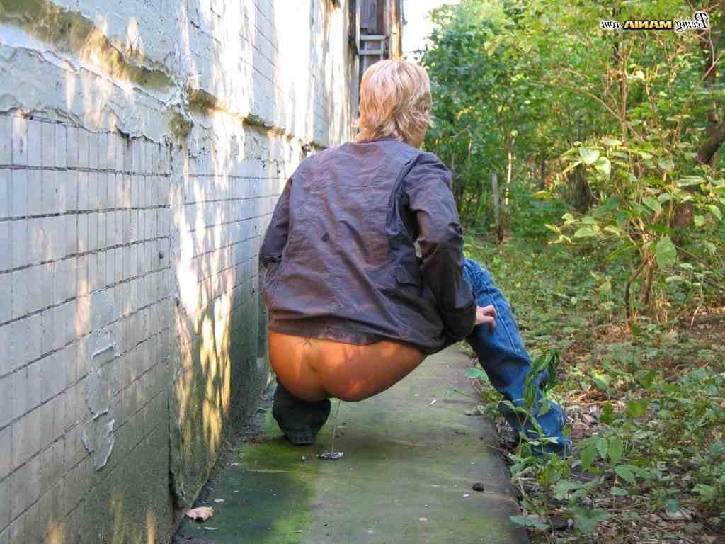 16P Blonde girl pissing outdoors
