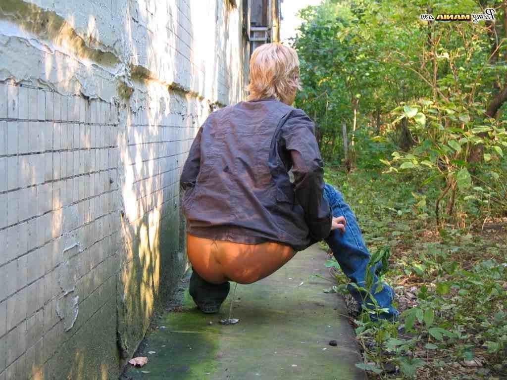 16P Blonde girl pissing outdoors