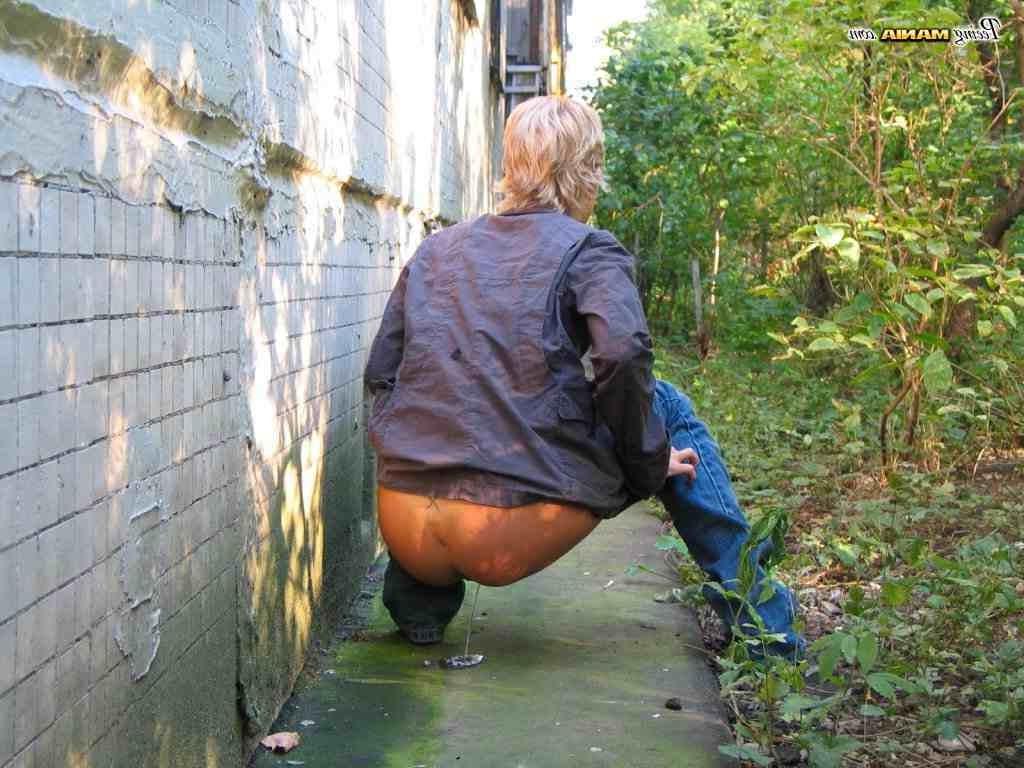 16P Blonde girl pissing outdoors