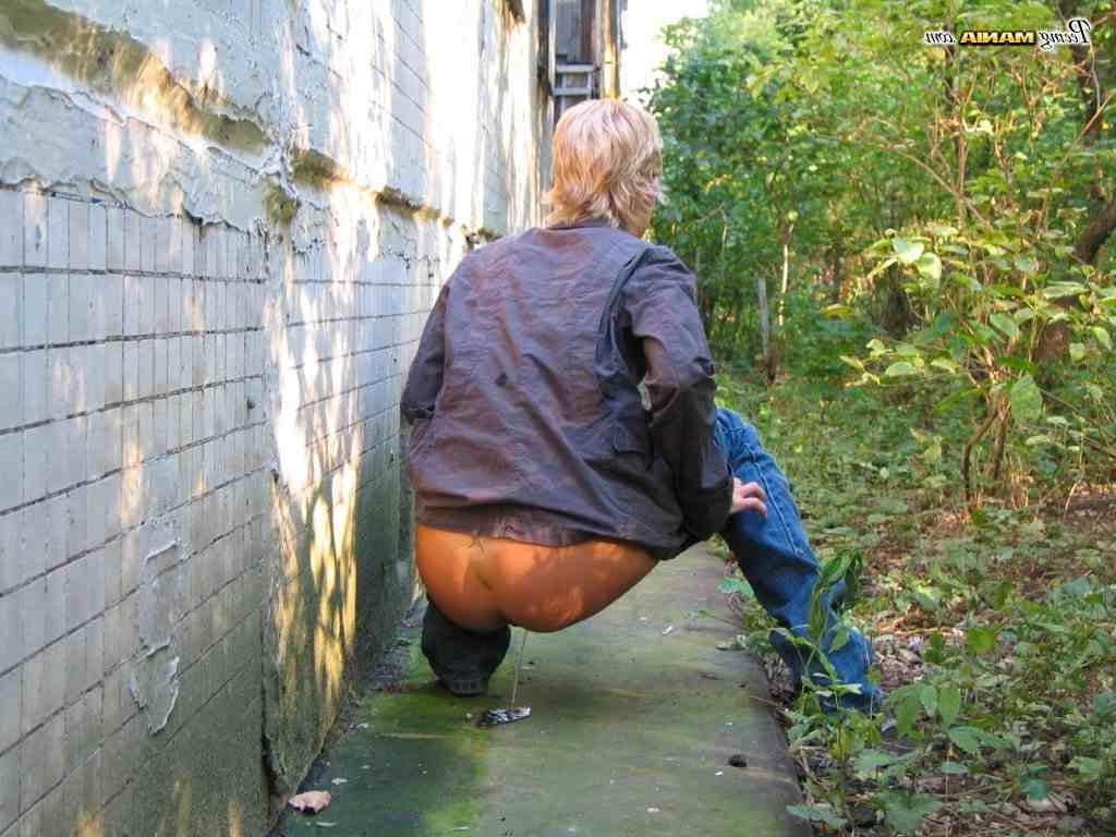 16P Blonde girl pissing outdoors