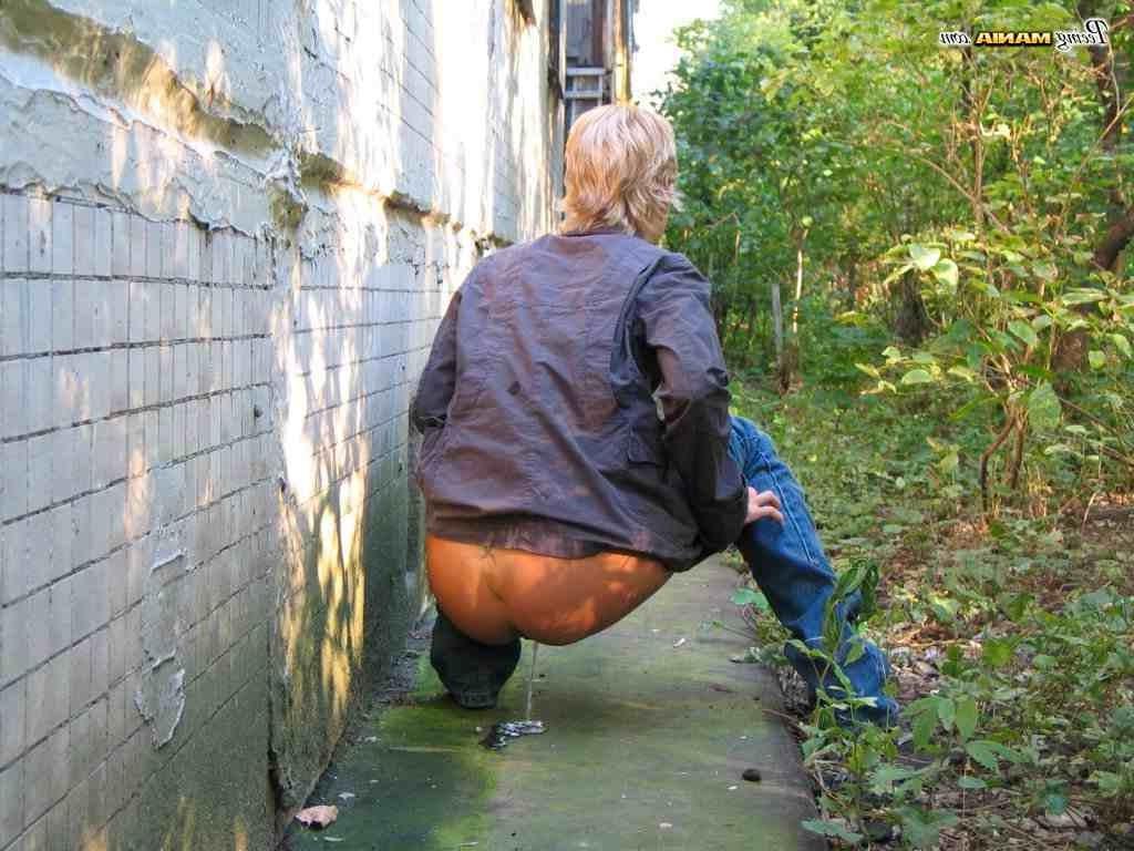 16P Blonde girl pissing outdoors