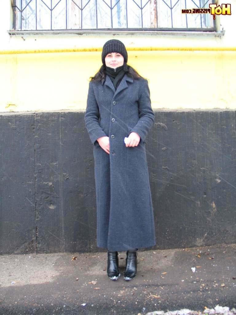 16P Girl pissing outdoors in the cold
