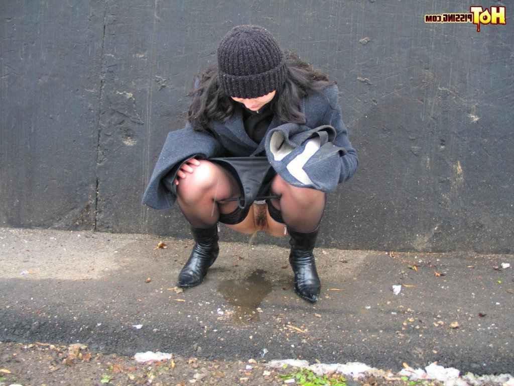 16P Girl pissing outdoors in the cold