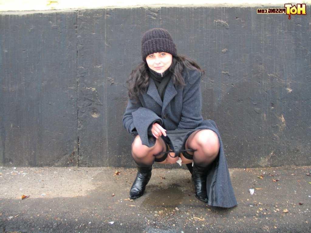 16P Girl pissing outdoors in the cold