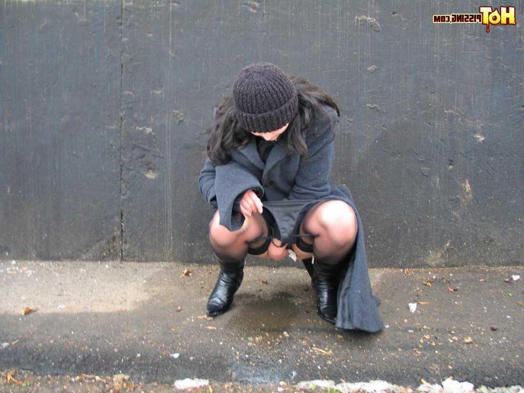 16P Girl pissing outdoors in the cold