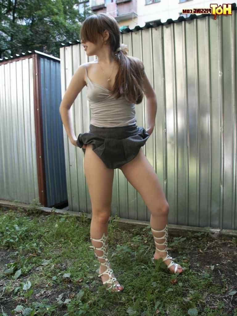 16P Cute girl pissing outdoors