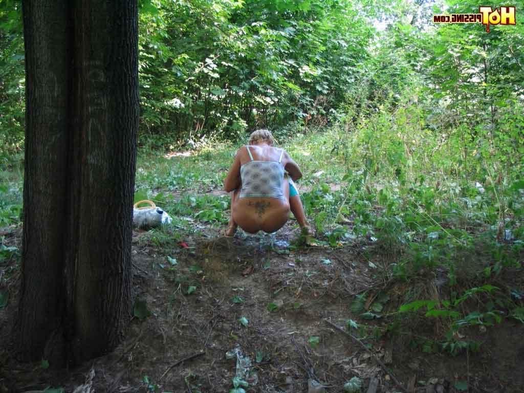 16P Girl peeing outdoors