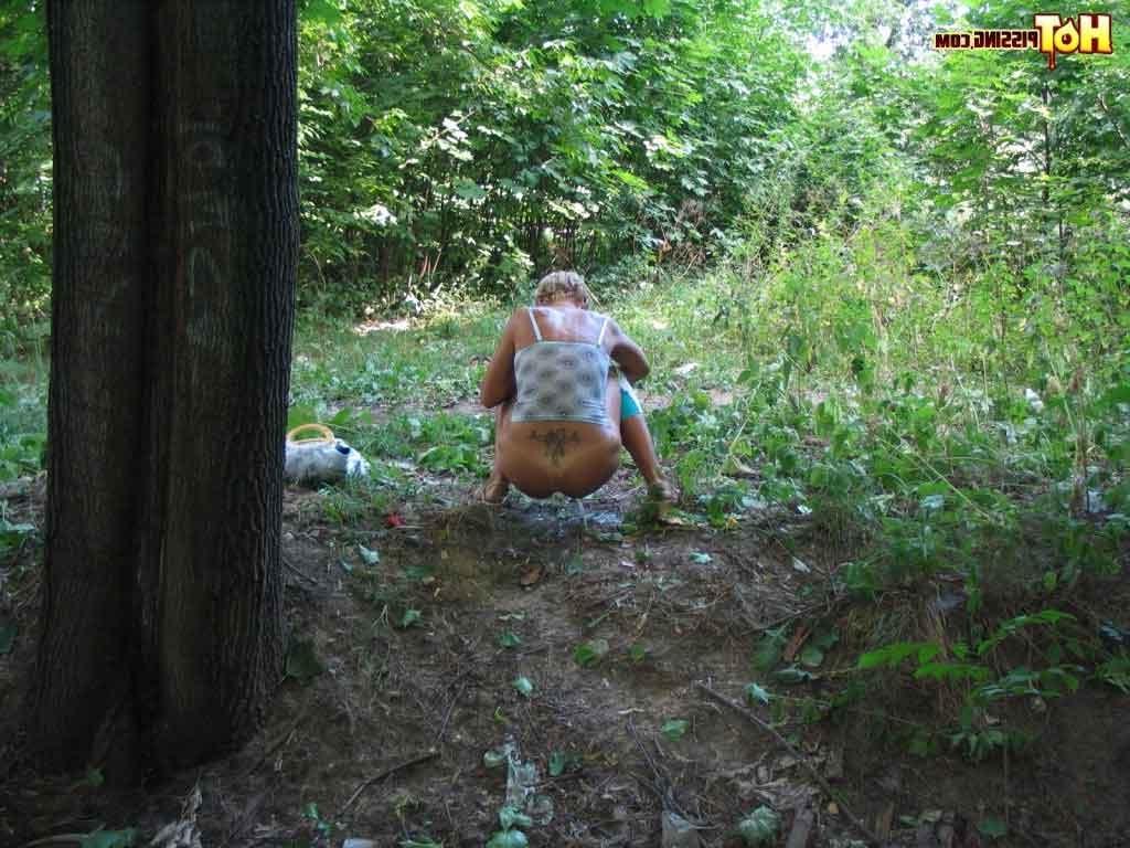 16P Girl peeing outdoors