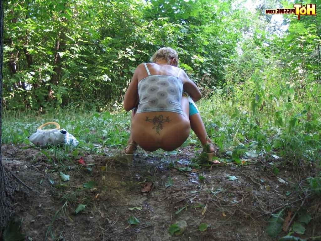 16P Girl peeing outdoors