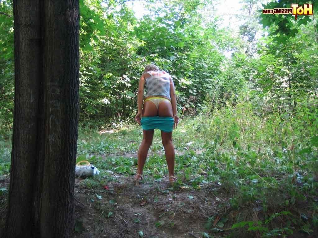16P Girl peeing outdoors