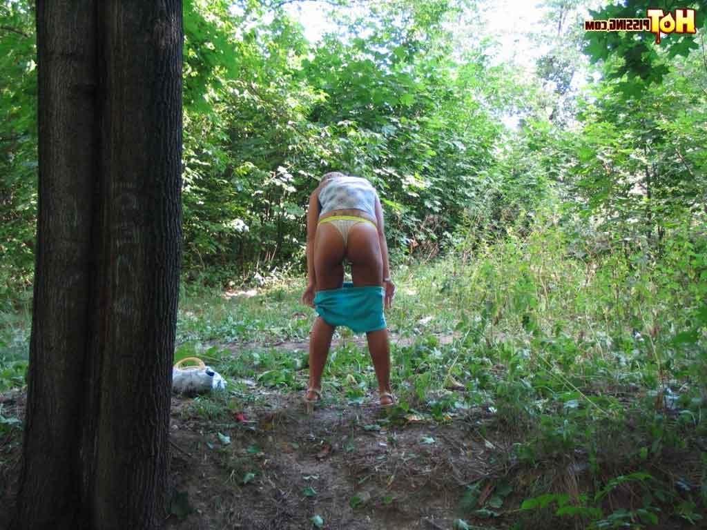 16P Girl peeing outdoors