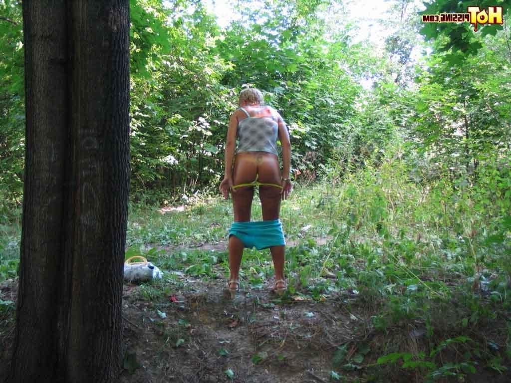 16P Girl peeing outdoors