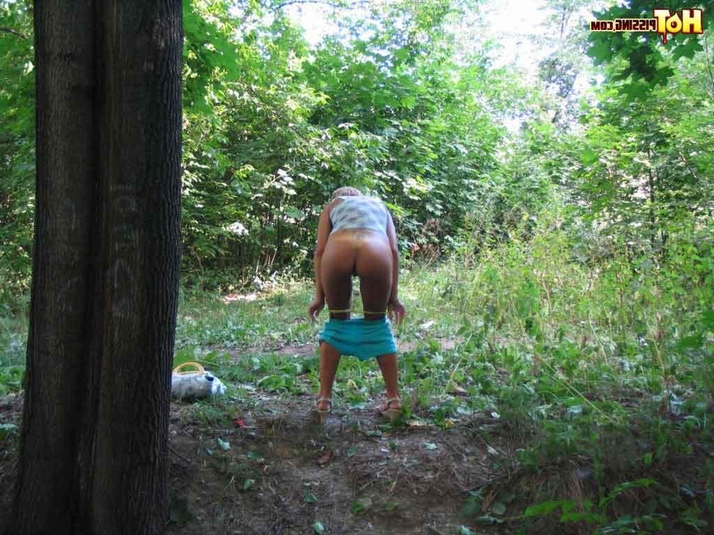 16P Girl peeing outdoors