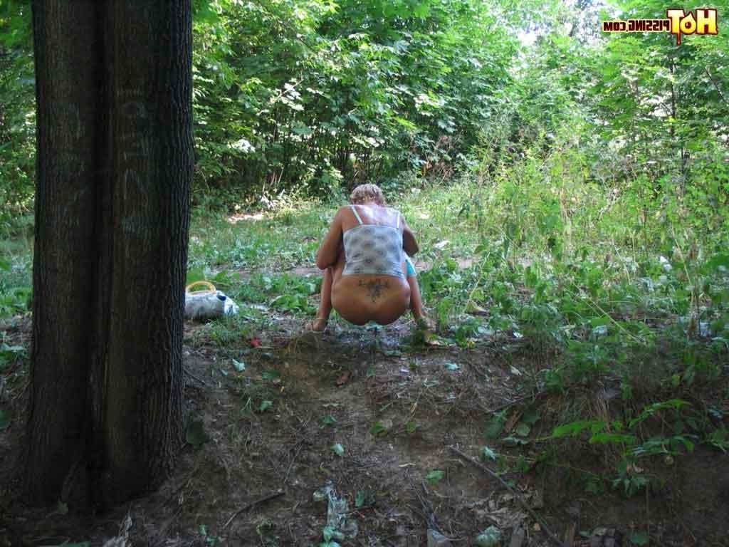 16P Girl peeing outdoors