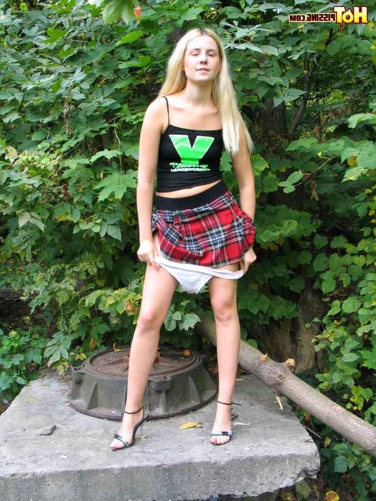 16P Blonde pissing outdoors