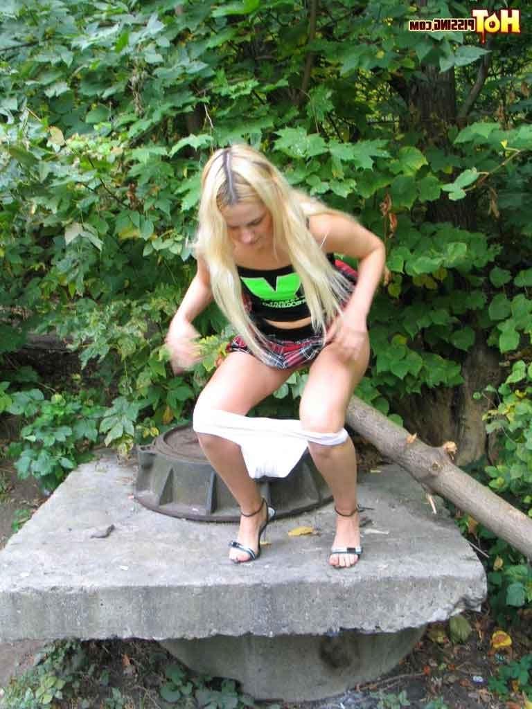 16P Blonde pissing outdoors