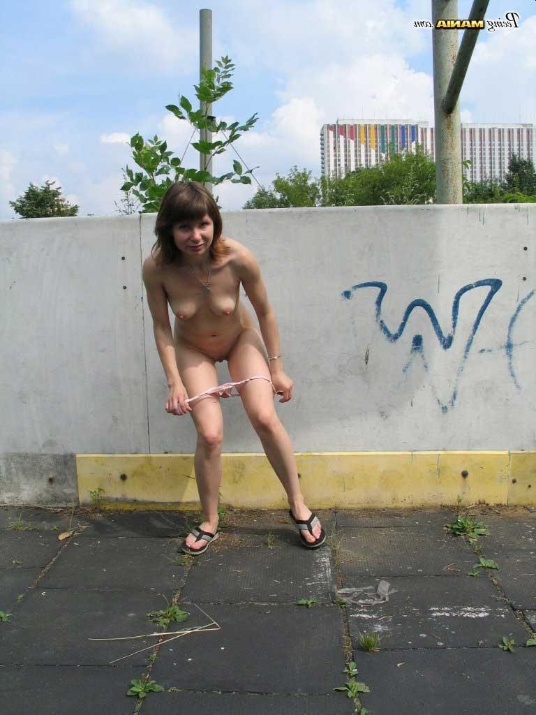 16P Slut pissing outdoors