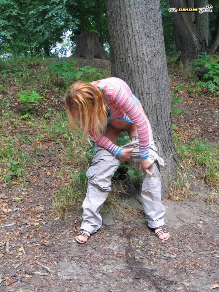 16P Girl pissing outdoors