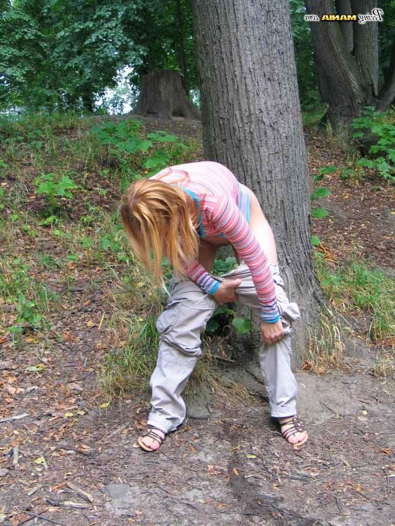 16P Girl pissing outdoors