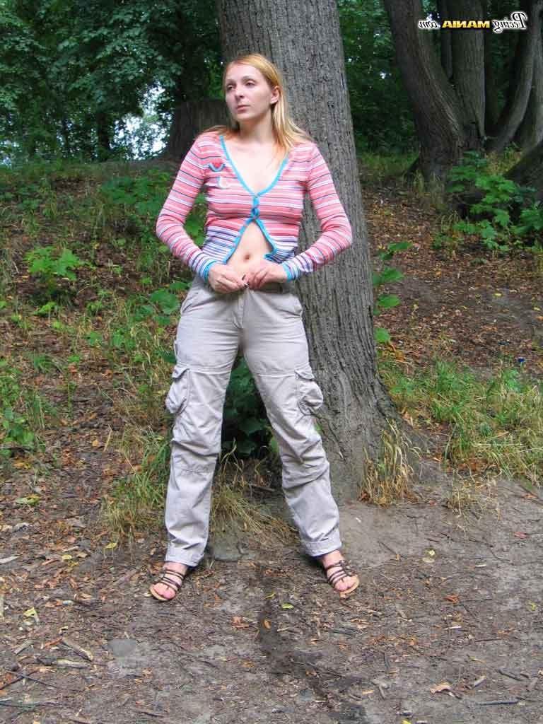 16P Girl pissing outdoors