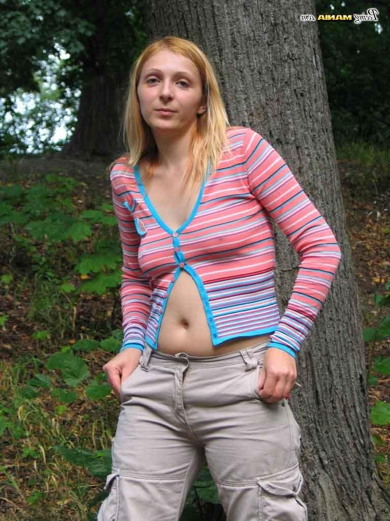 16P Girl pissing outdoors
