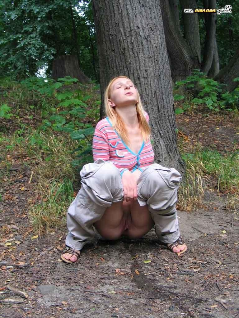 16P Girl pissing outdoors