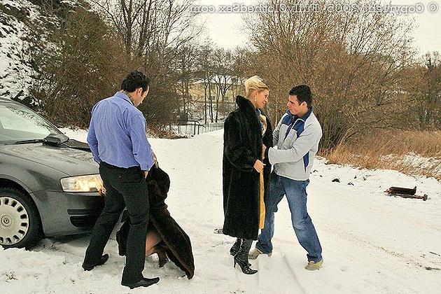 20P Outdoor public groupsex in the snow